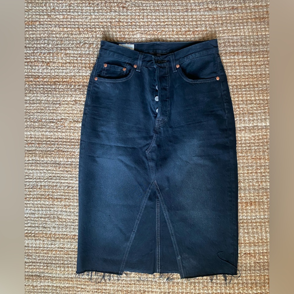 LEVI’S DENIM SKIRT SZ 26